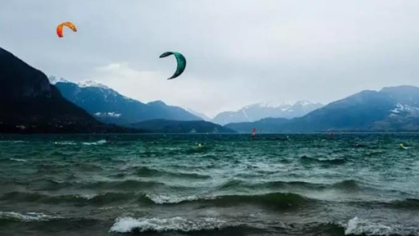 Σύβοτα: Νεκρή κοπέλα που έκανε αλεξίπτωτο θαλάσσης