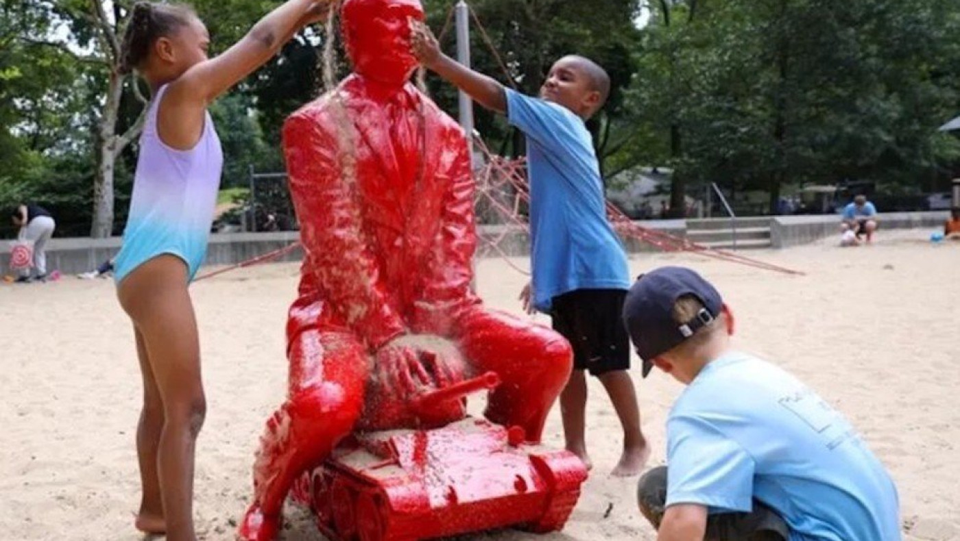 Νέα Υόρκη: Γλυπτό του Πούτιν σε παιδική χαρά «βανδαλίζεται» από παιδιά