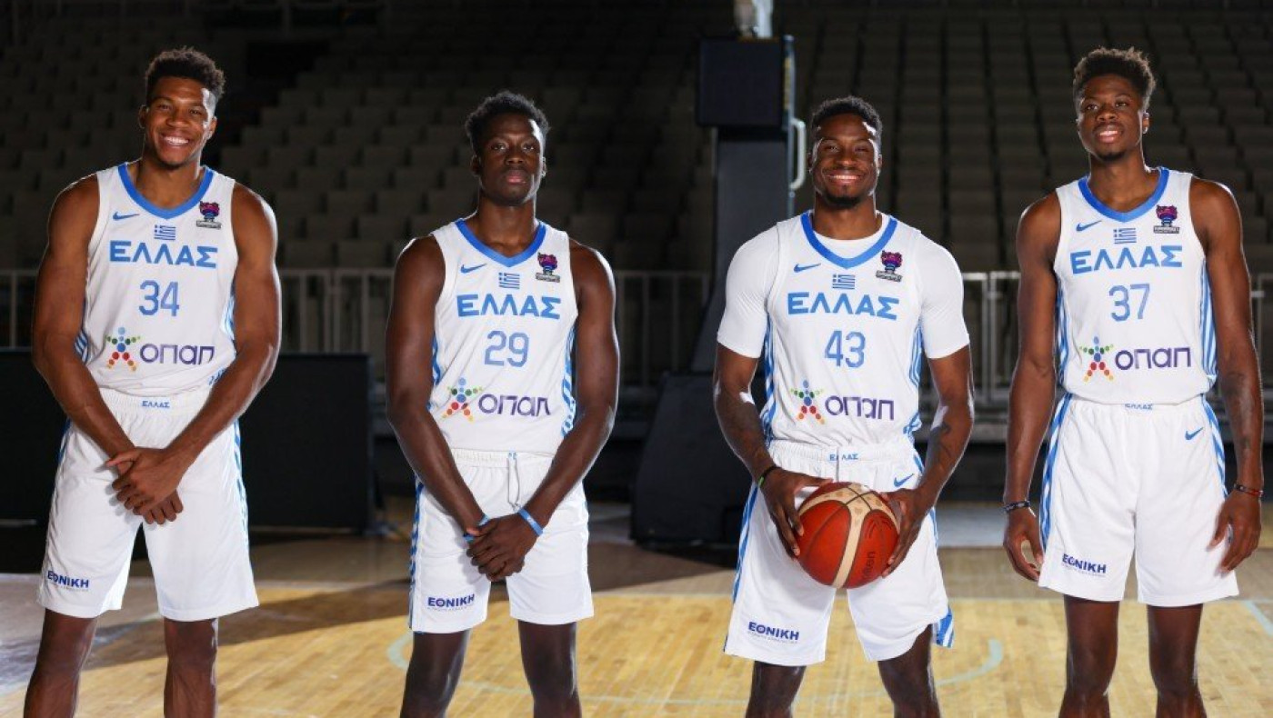 Η φωτογραφία - ανταμοιβή των κόπων - των Αντετοκούνμπο στην Εθνική Ελλάδος