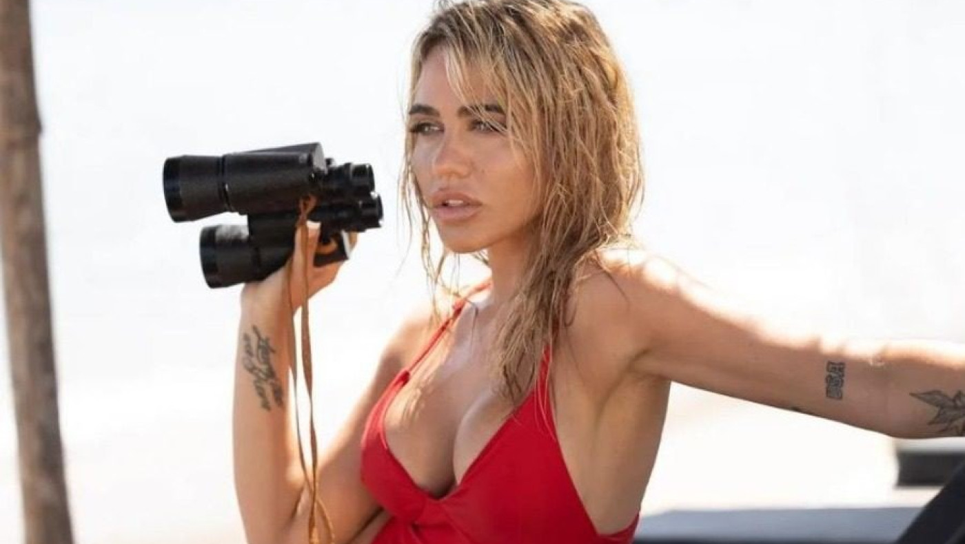 Κόνι Μεταξά: Κατέβασε το εσώρουχο και έδειξε τατουάζ σε… επίμαχο σημείο!