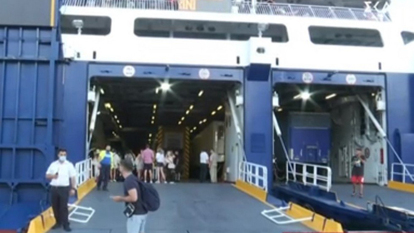 Πιτσιρικάδες πρόλαβαν το πλοίο στο... και ένα