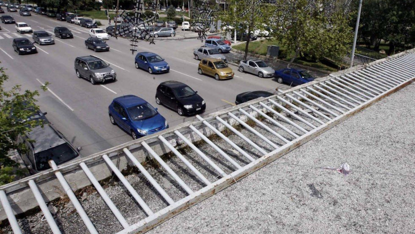 Θεσσαλονίκη: Ανδρας απειλούσε ότι θα πέσει από την πεζογέφυρα στην παραλιακή