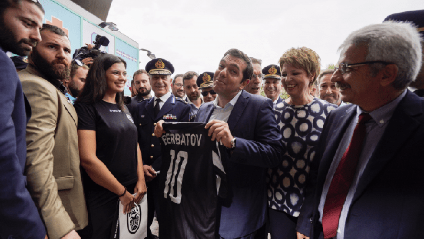 Ο Τσίπρας με τη φανέλα του Μπερμπάτοφ! (pic)