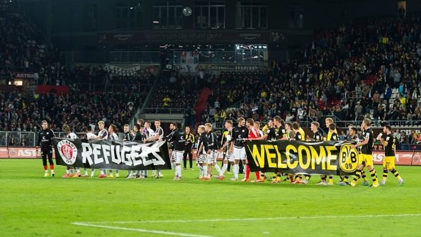 Σεντ Πάουλι και Ντόρντμουντ καλωσορίζουν τους πρόσφυγες! (pics)