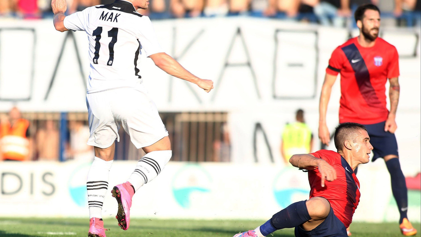 Βρίσκει ρυθμό  