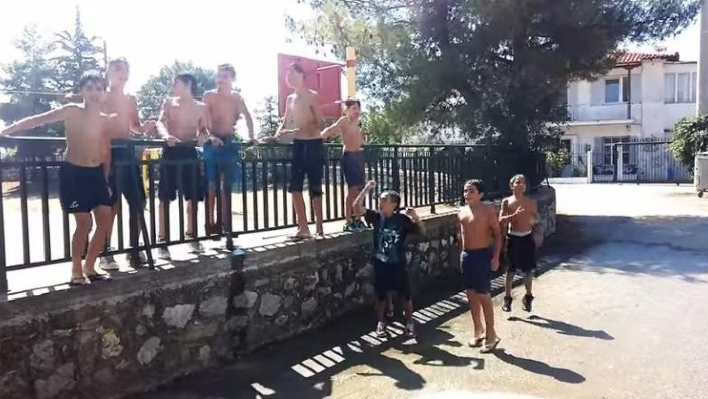 Δείτε τα πιτσιρίκια να τραγουδούν για τον Μπερμπάτοφ! (VIDEO)