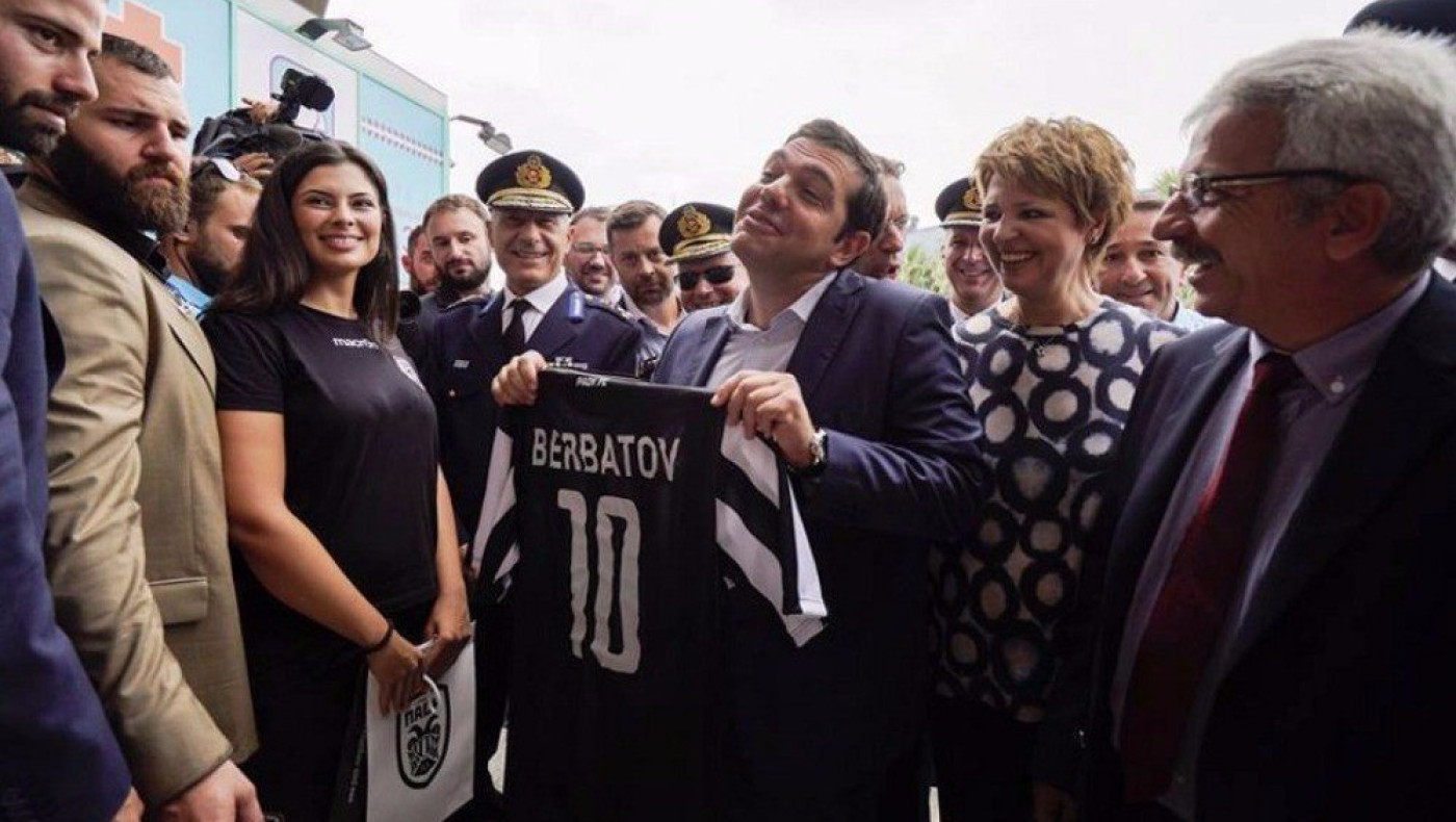 Ακόμα περιμένει τη φανέλα του Μπερμπάτοφ από τον Τσίπρα ο Τσακαλώτος (VIDEO)