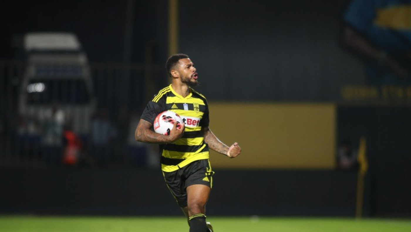 Γκολ με πέναλτι ο Άρης και αποβολή η Μακάμπι