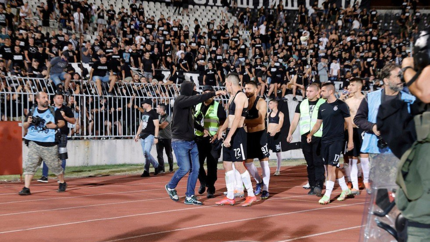 Οπαδοί της Παρτιζάν ανάγκασαν τους παίκτες να βγάλουν τις φανέλες