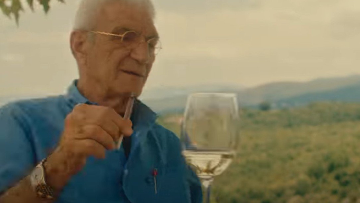 Η εμφάνιση του Μπουτάρη σε τραπ βιντεοκλίπ συνοδεία κρασιού και.. όχι μόνο