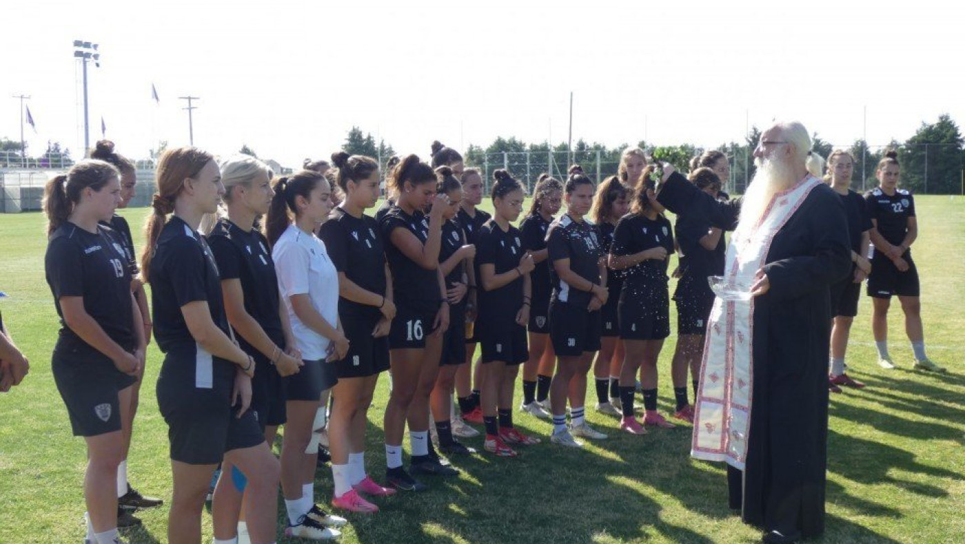 Αγιασμός στις γυναίκες του ΠΑΟΚ από τον «παπα-Χρήστο» πριν το ματς με τη Σουόνσι