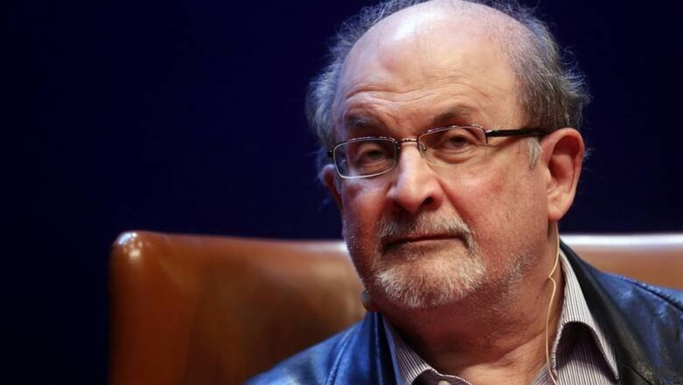 Σαλμάν Ρούσντι: Αποσωληνώθηκε, επικοινωνεί κανονικά και κάνει και... χιούμορ