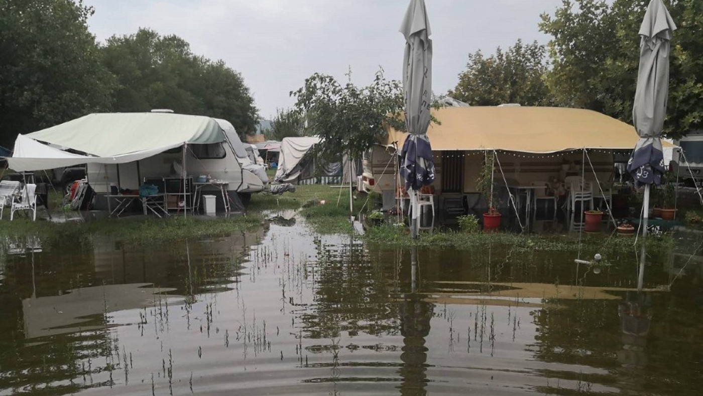 Κακοκαιρία: «Βούλιαξε» camping στη Χαλκιδική