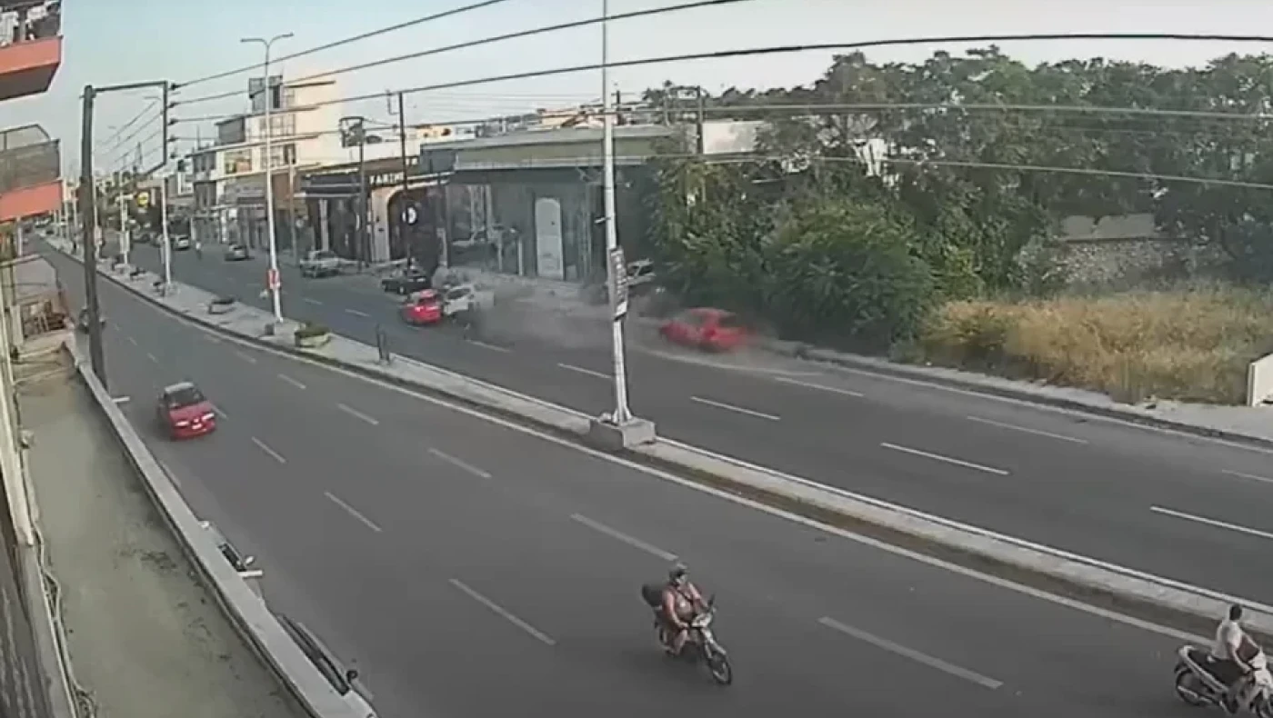 Βόλος: Σοκάρει βίντεο τη στιγμή της σύγκρουσης δύο αυτοκινήτων