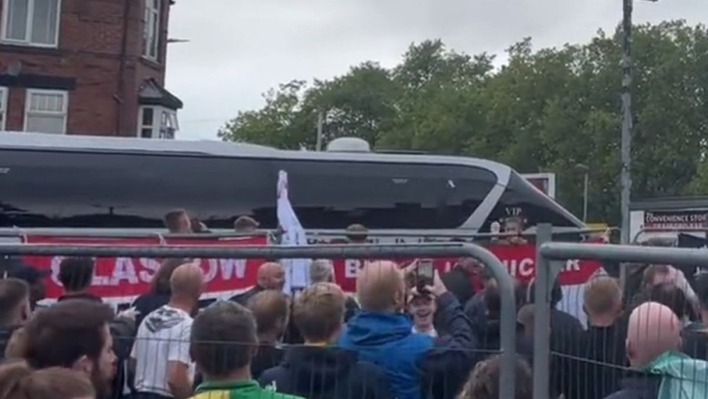 Γιουνάιτεντ: Αντικείμενα και ένταση στην πορεία των οπαδών κατά της οικογένειας Γκλέιζερ