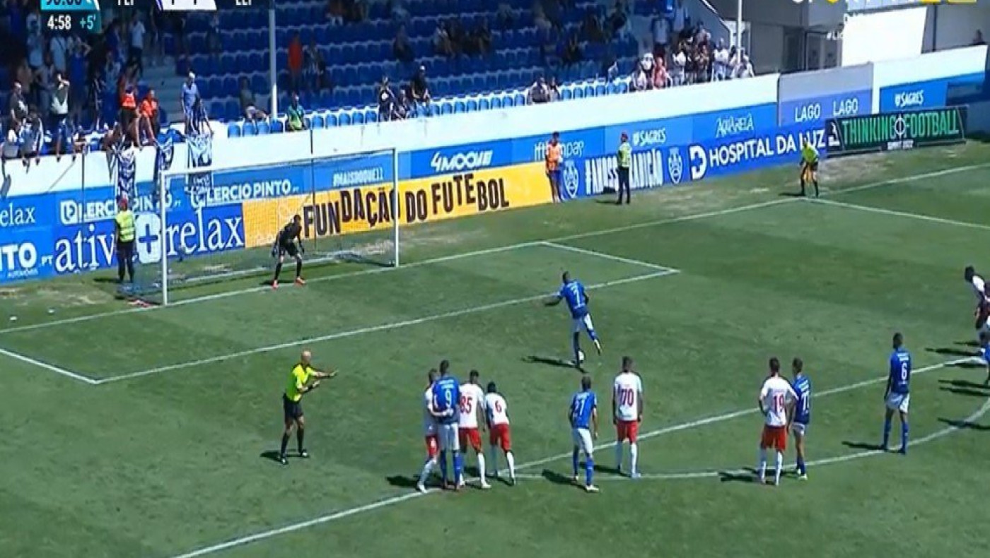 Το πιο παράξενο πέναλτι: Έμεινε «άγαλμα» με ένα πόδι για 10″