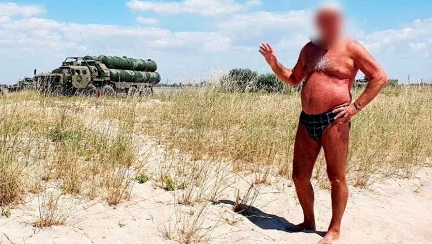 Κριμαία: Ρώσος τουρίστας που πόζαρε με το μαγιό του «πρόδωσε» τη θέση S-400 του Πούτιν, λένε οι Ουκρανοί