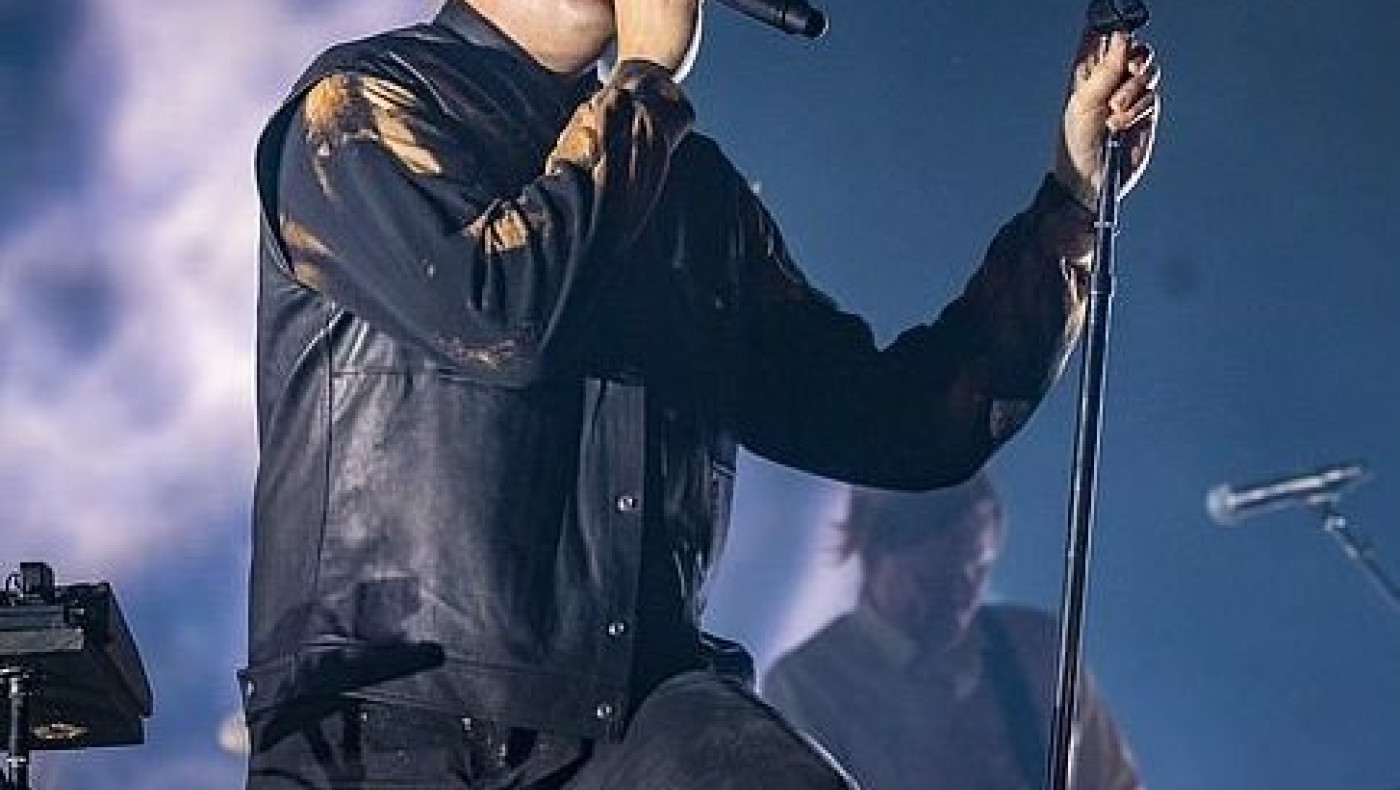 Πασίγνωστος τραγουδιστής κατηγορείται για σεξουαλικές παρενοχλήσεις