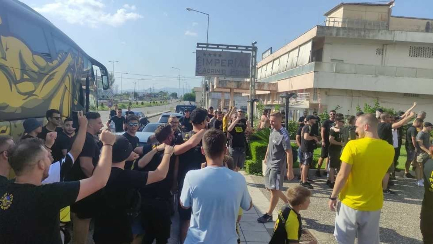 Αποθέωση των παικτών από τους οπαδούς του Άρη στο ξενοδοχείο (vid)