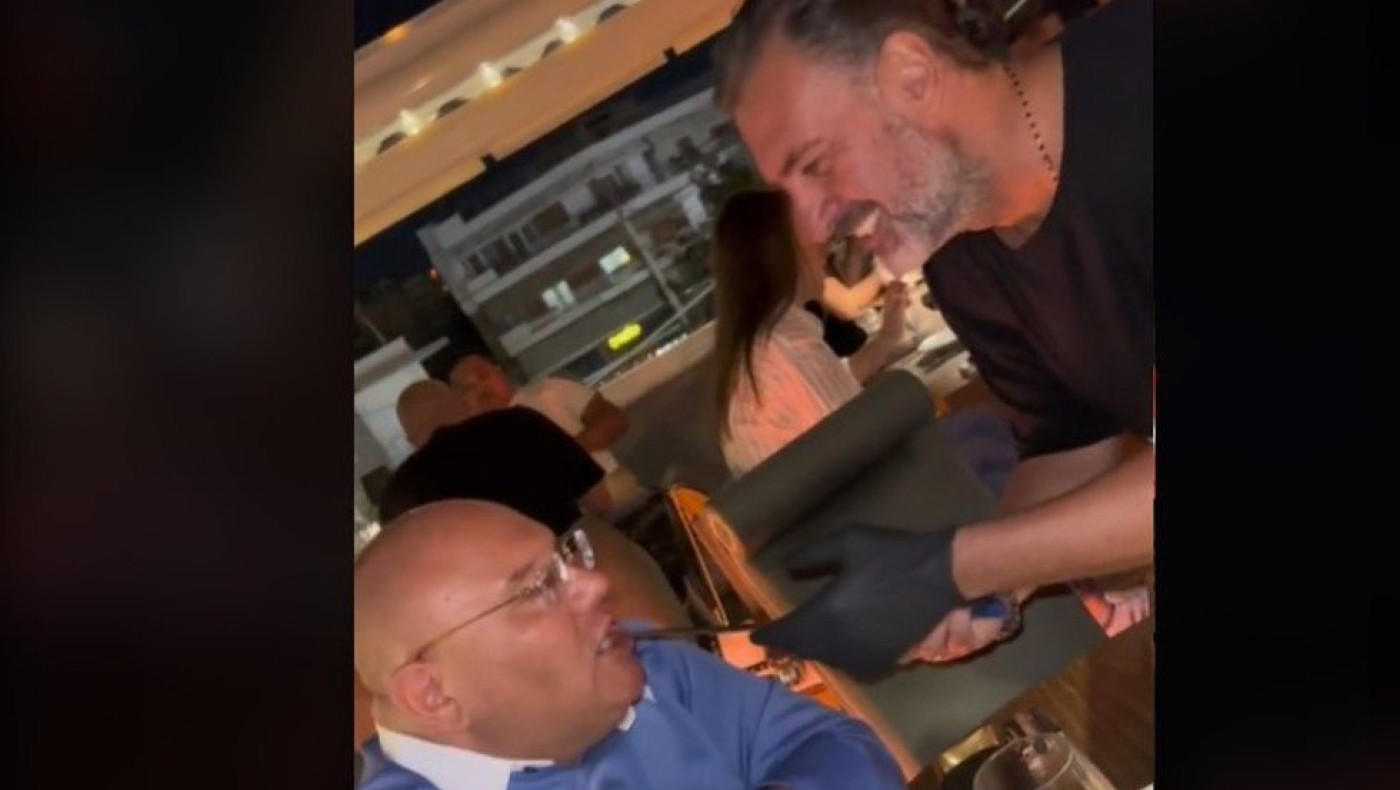 Ο πρώην διοικητικός παράγοντας του ΠΑΟΚ, Στέφανος Σαράτσης, ταΐζει στο στόμα τον Νίκο Τριμμάτη