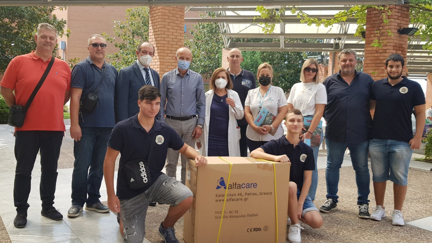 Θεσσαλονίκη: Τρεις τόνοι πλαστικά καπάκια «μεταμορφώθηκαν» σε ένα παιδικό αμαξίδιο ειδικού τύπου