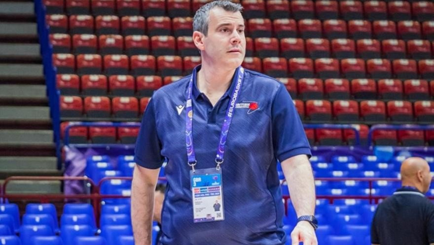 Σε δύσκολη θέση ο Έλληνας βοηθός στον πάγκο της Μ.Βρετανίας: «Όταν αρχίσει το ματς, θέλω τη νίκη»