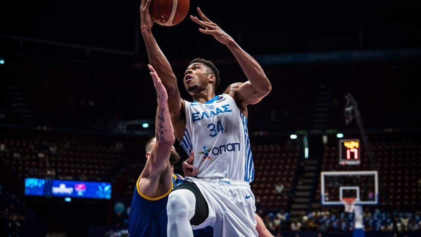 «Πέταξε» στο Βερολίνο η Ελλάδα με διαστημικό Γιάννη Αντετοκούνμπο