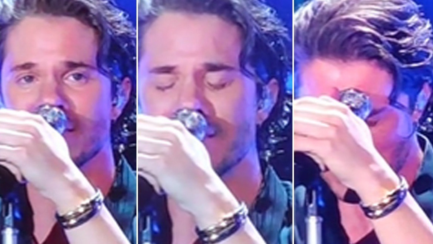 Γέμισε δάκρυα το πρόσωπο του Οικονομόπουλου στην Πάτρα- Σταμάτησε και ξέσπασε on stage