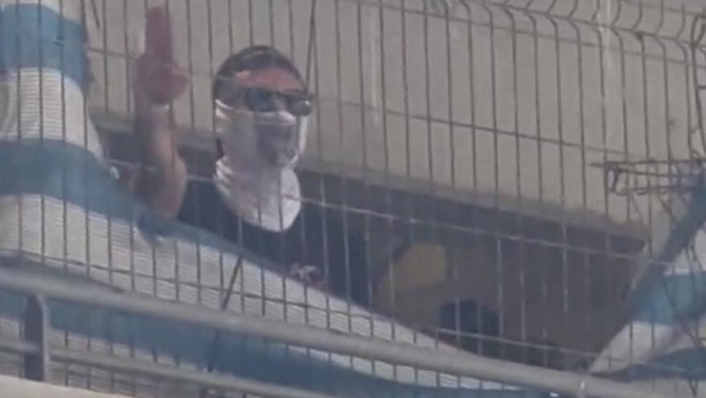 Οπαδοί της Άιντραχτ χαιρετούν ναζιστικά στις εξέδρες του «Βελοντρόμ»