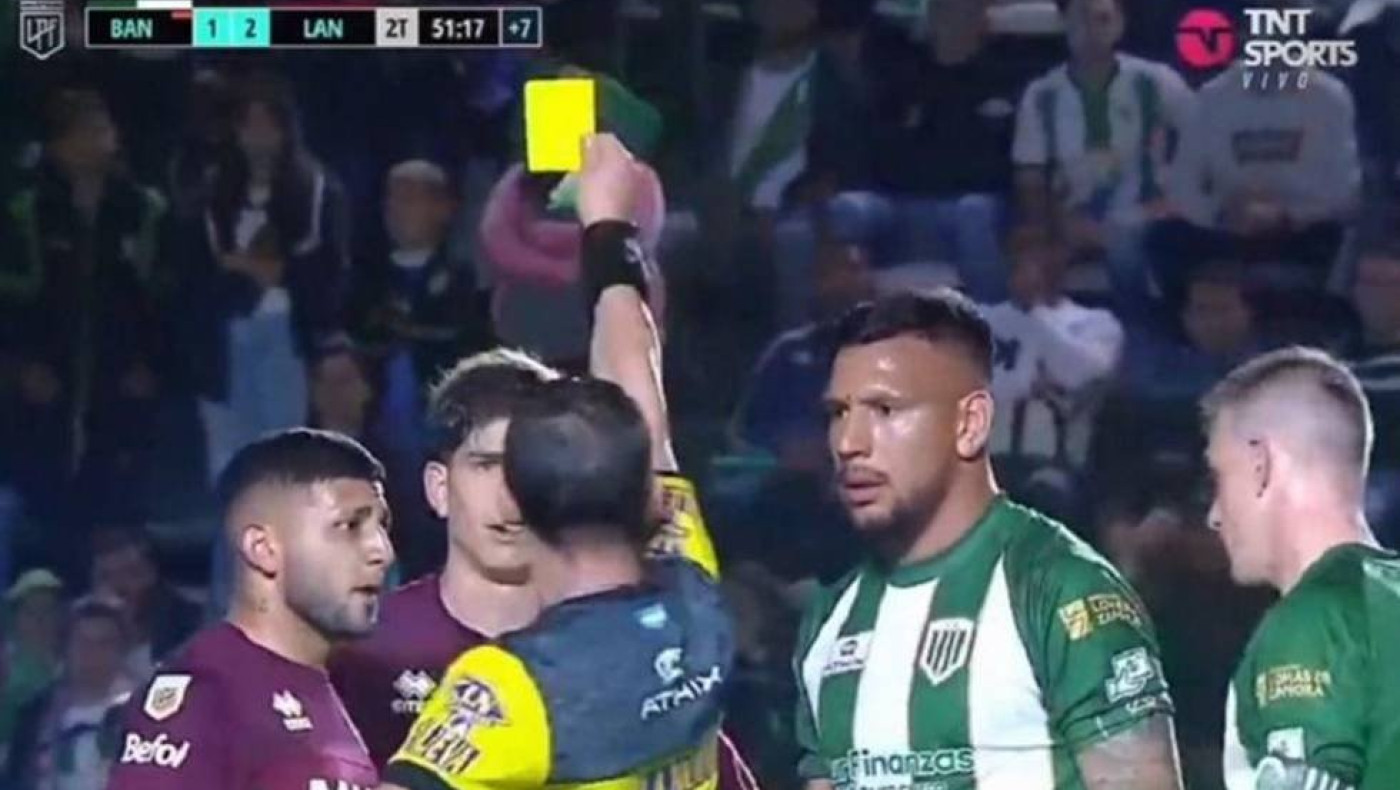 Απίστευτο περιστατικό στην Αργεντινή: Διαιτητής μοίρασε τέσσερις κίτρινες κάρτες σε δύο δευτερόλεπτα!