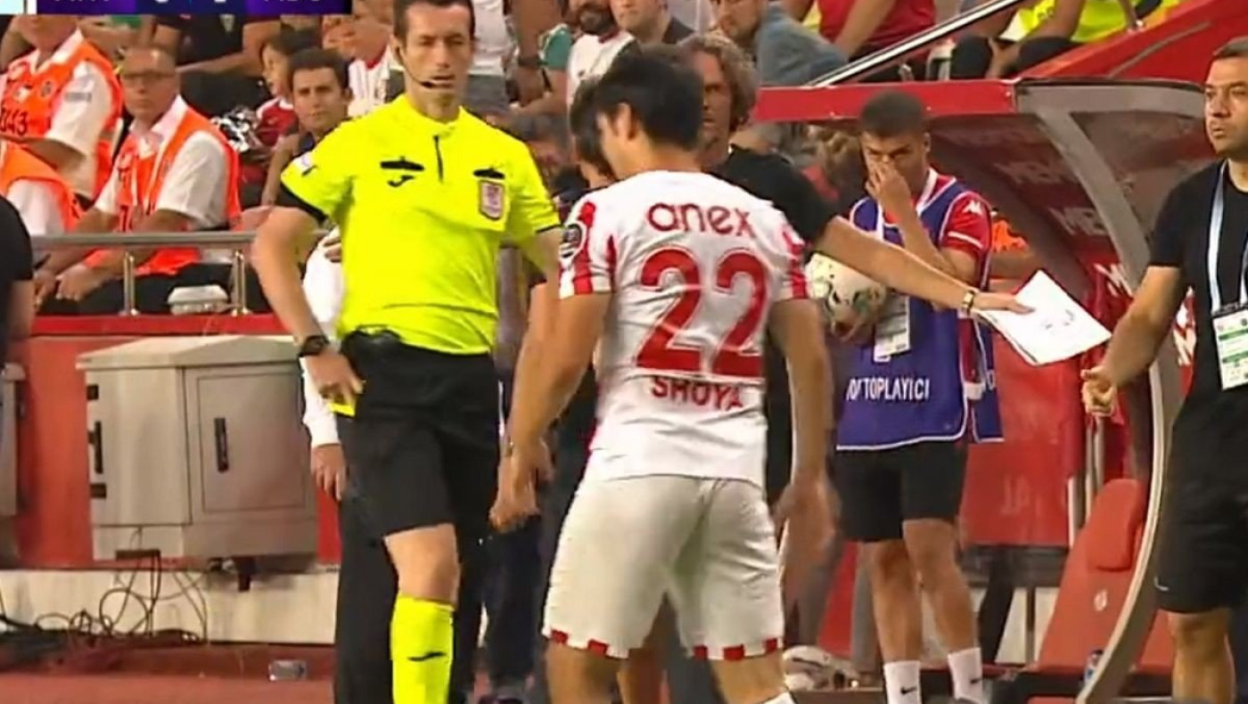 Ο Νακαζίμα πήρε κόκκινη από... τα αποδυτήρια- Αποβλήθηκε στα 10 δευτερόλεπτα!