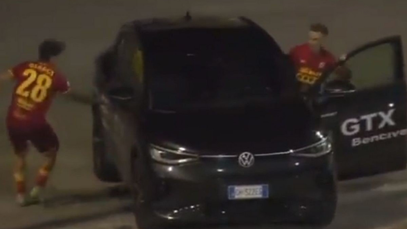 Απίστευτο: Παίκτης έτρεξε εκτός γηπέδου και πανηγύρισε γκολ μέσα σε διαφημιστικό αυτοκίνητο