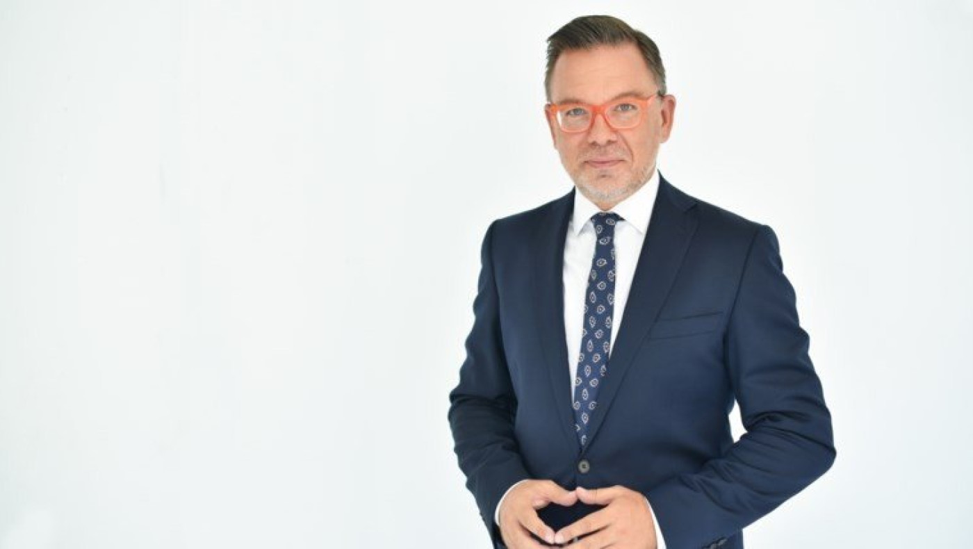 Λάμπρου: «Επειδή φοράω κόκκινα γυαλιά πίστευε πως είμαι γκέι, έζησα μεγάλο ρατσισμό»