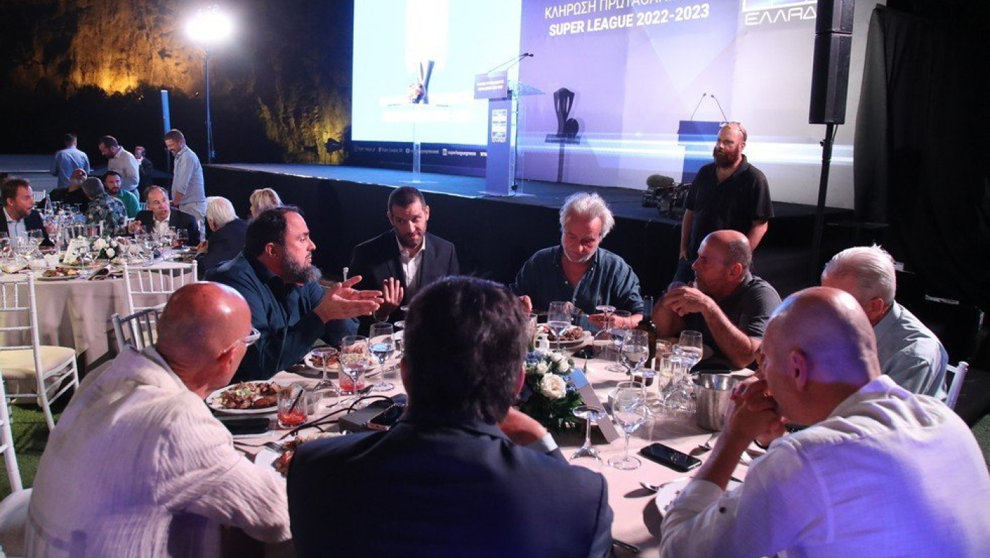 «Ο χαλίφης και τα στρουμφάκια» στο Δελφινάριο της Σούπερ Λίγκα