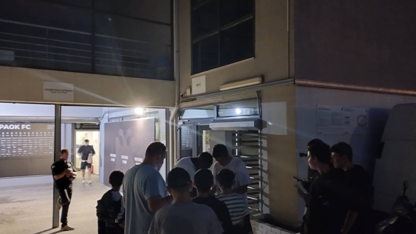 Ο Νάρεϊ υπέγραφε αυτόγραφα μετά το φιλικό με τον Πανσερραϊκό