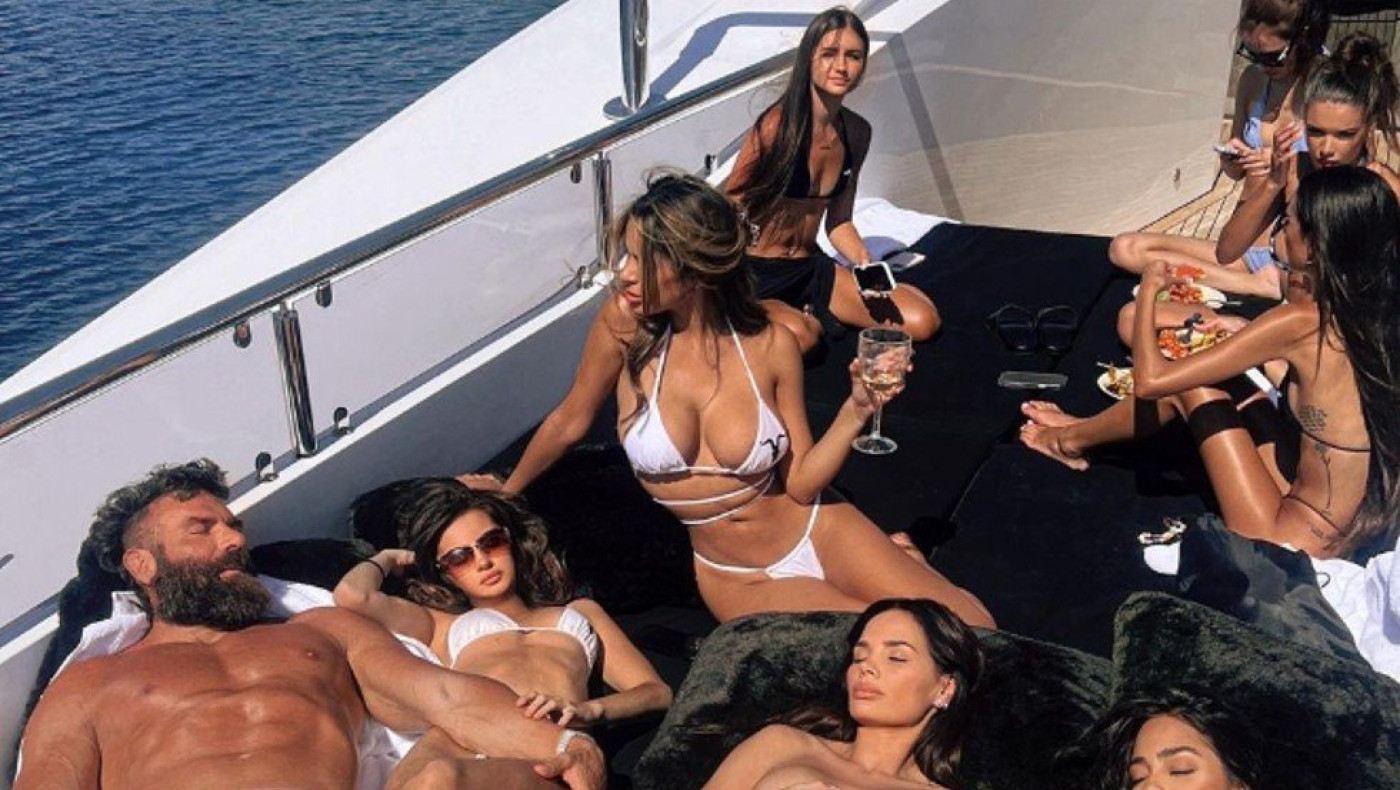 Μύκονος: Ο «βασιλιάς» του Ιnstagram επισκέπτεται το νησί μαζί με «στρατό» από καλλονές