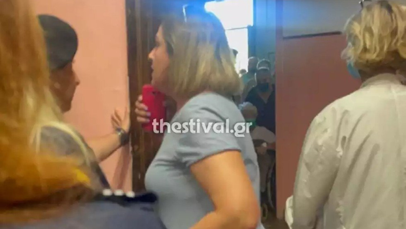 Θεσσαλονίκη: Αποδοκιμασίες για τη Μήνα Γκάγκα από υγειονομικούς σε αναστολή