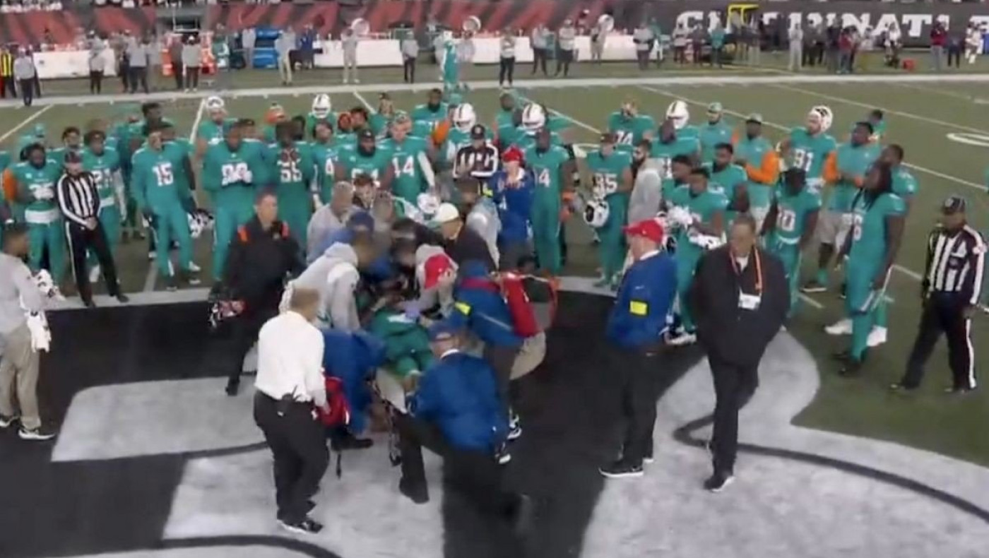 Πάγωσαν όλοι στο NFL: Παίκτης τραυματίστηκε στο κεφάλι και έπεσε ακαριαία στο έδαφος