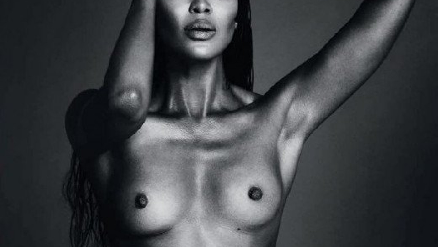 H Nαόμι Κάμπελ «κολάζει» με γυμνόστηθη φωτογραφία 