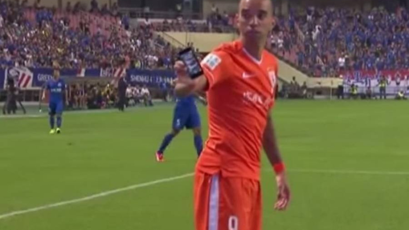 Το είδαμε και αυτό! Πέταξαν… iphone σε ποδοσφαιριστή (video)