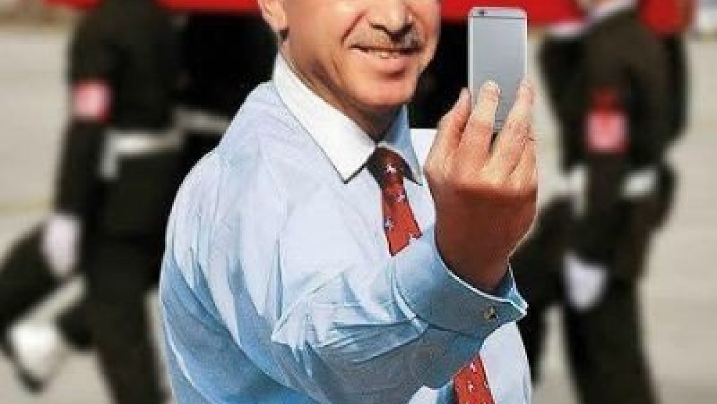 Σάλος με τη σέλφι του Ερντογάν μπροστά σε φέρετρο!