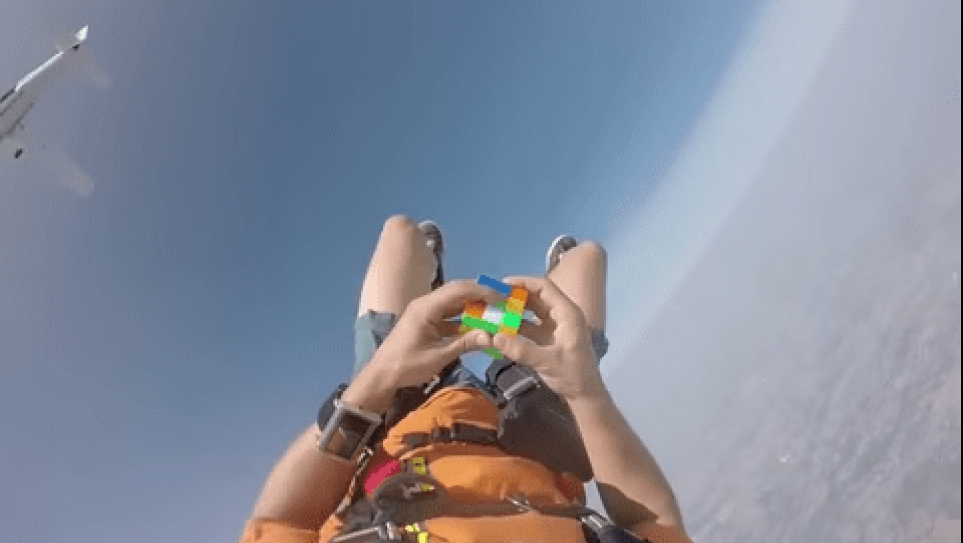 Εκπληκτικό βίντεο: Λύνει τον κύβο του Ρούμπικ κάνοντας ελεύθερη πτώση! 