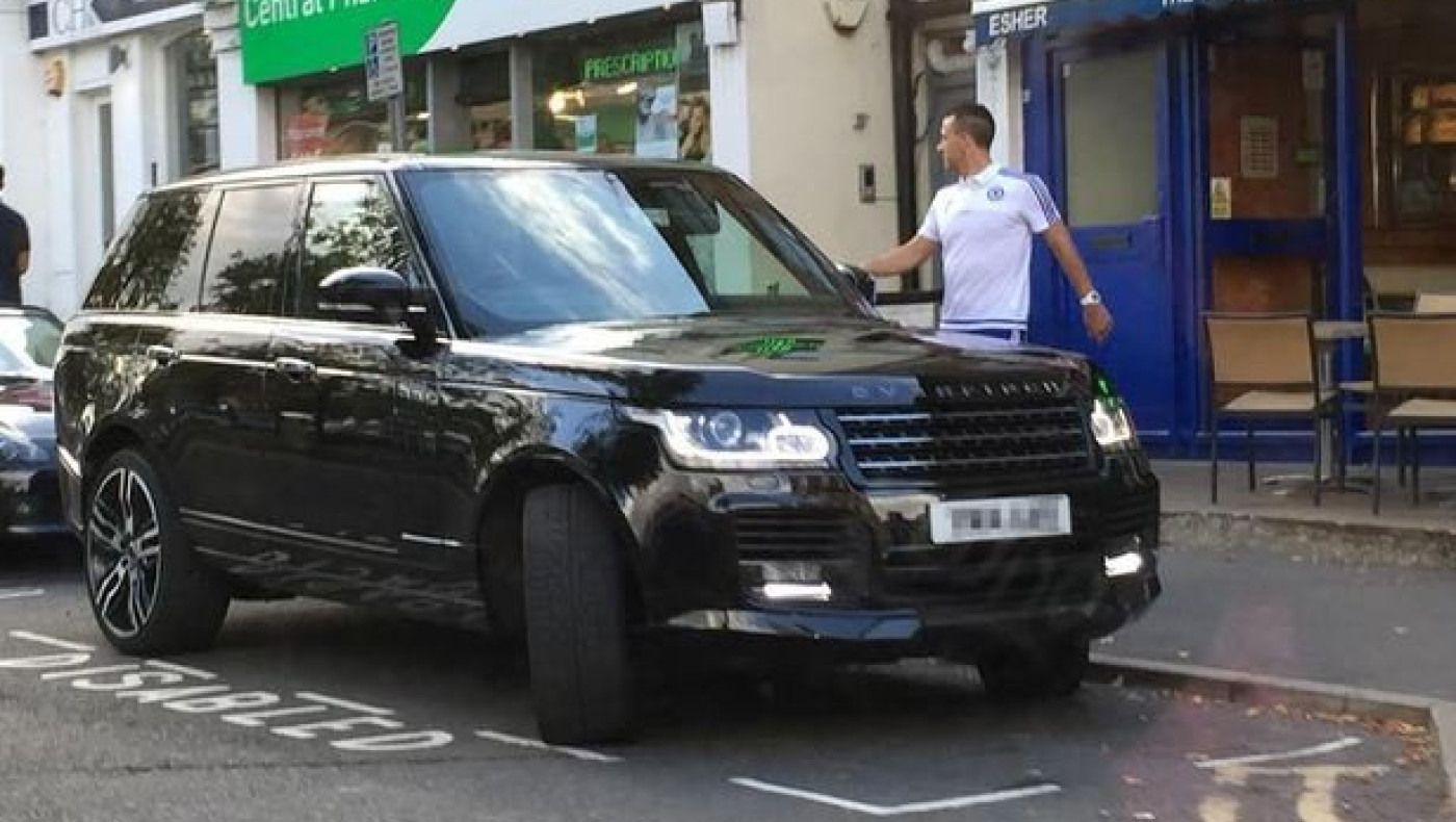 Ο Τέρι πάρκαρε το πολυτελέστατο του τζιπ σε θέση αναπήρου! (pic)