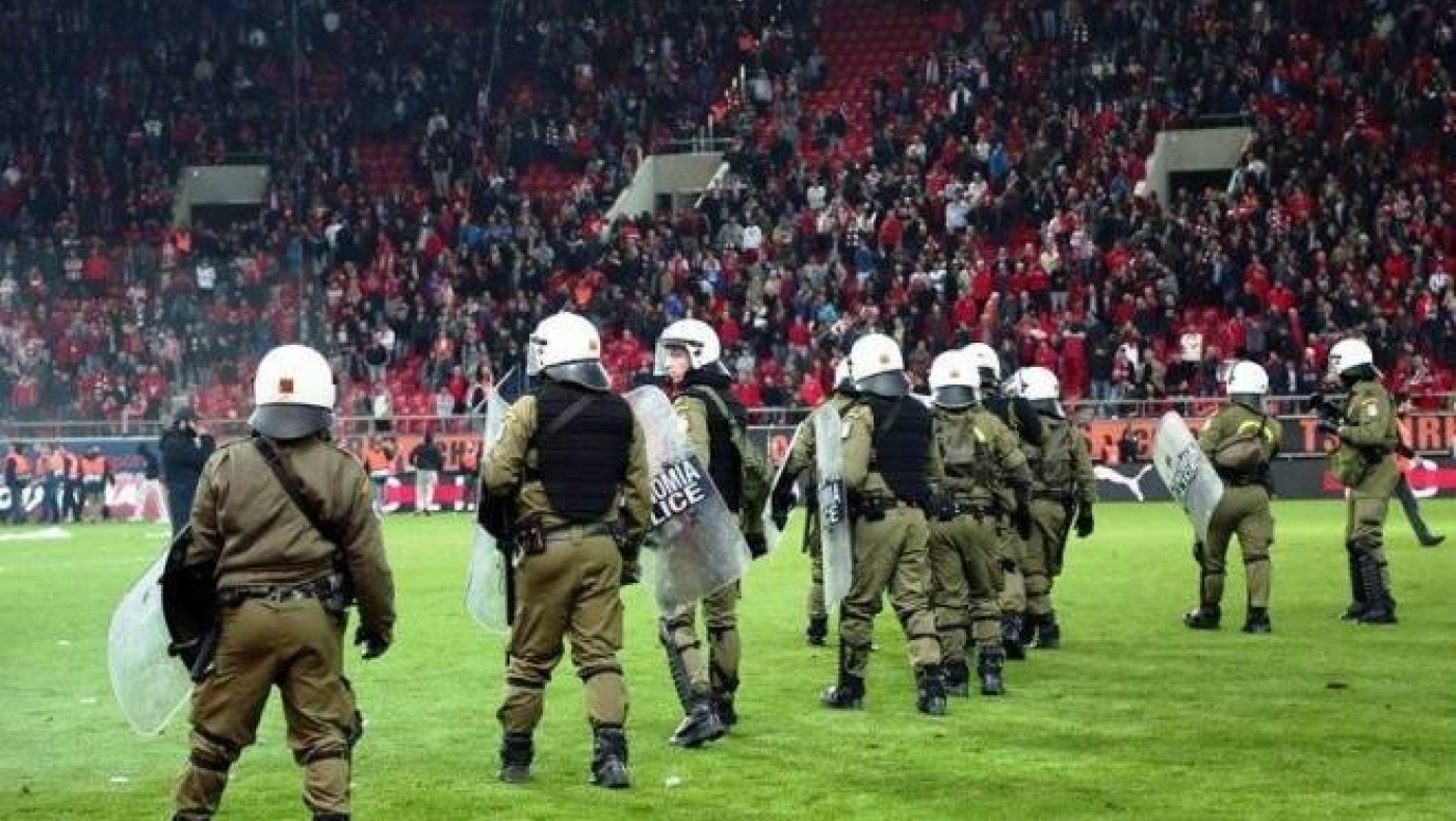 Επεισόδια στο Καραϊσκάκη για πανό από τη Θεσσαλονίκη