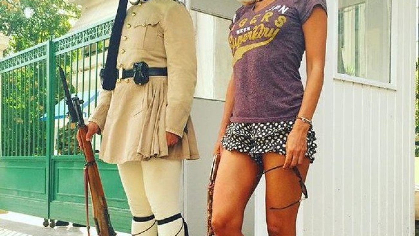 Τι σου φταίει ο τσολιάς ρε Δήμητρα! (pic)