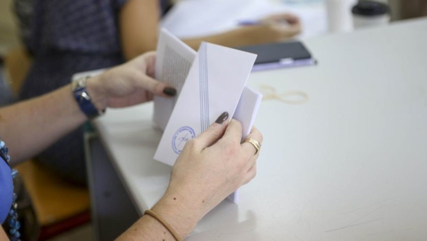 Εμφανίστηκε στις εκλογές με... μπαλτά