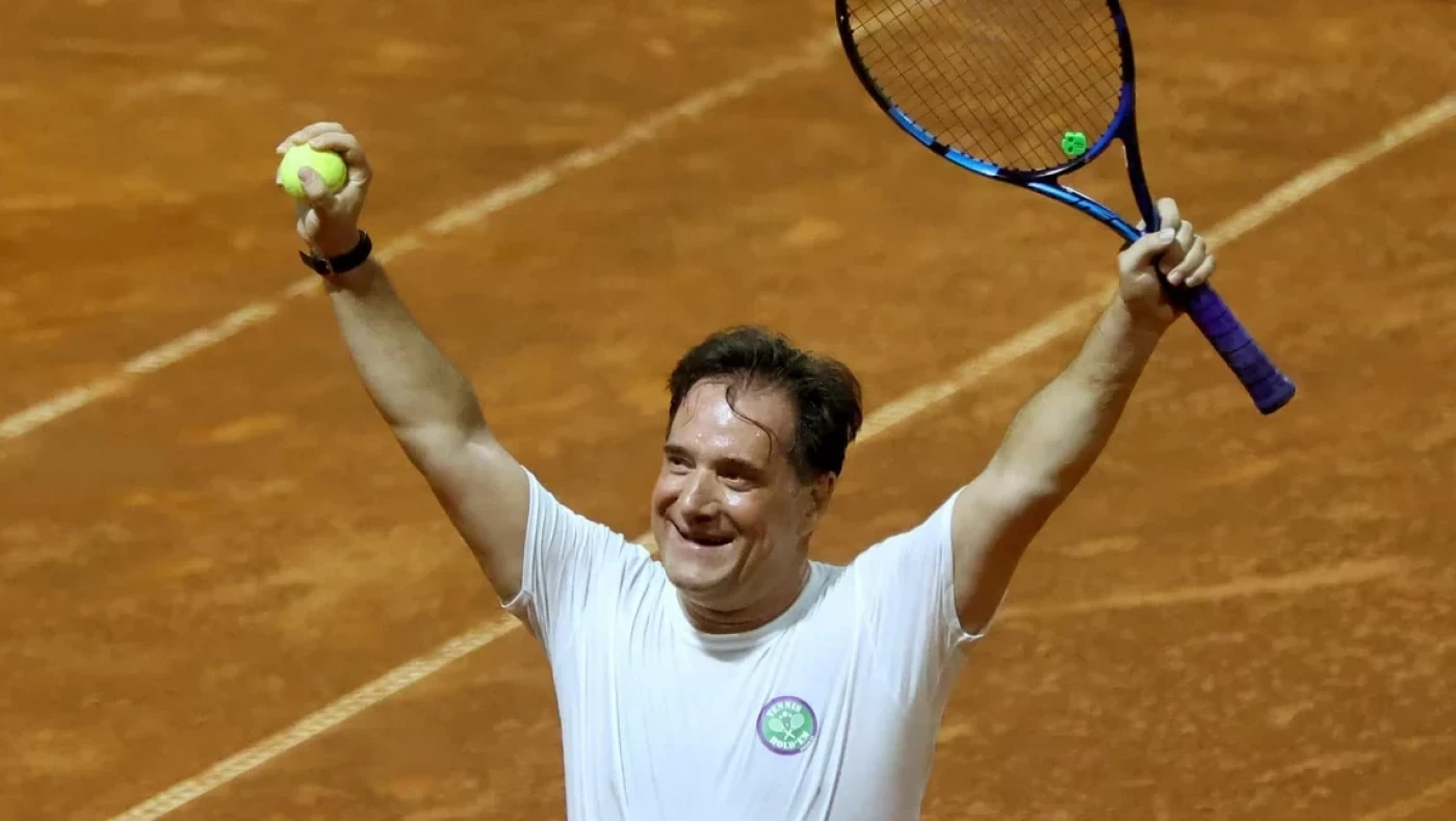 Άδωνις Γεωργιάδης: Άφησε τα έδρανα και εισέβαλε στα τερέν- Προκρίθηκε στους 16 σε τουρνουά τένις