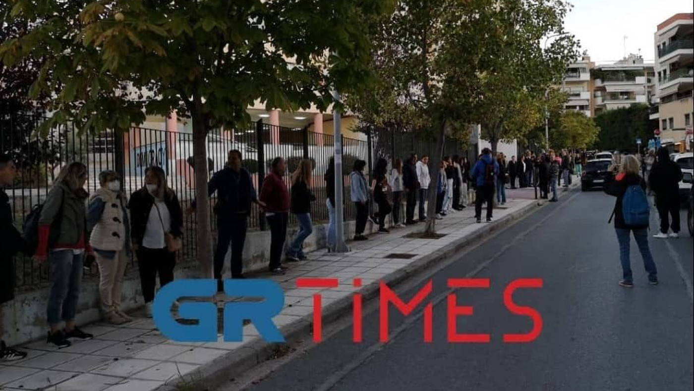 3ο ΓΕΛ Καλαμαριάς: Μαθητές και γονείς αλυσοδέθηκαν για να διαμαρτυρηθούν