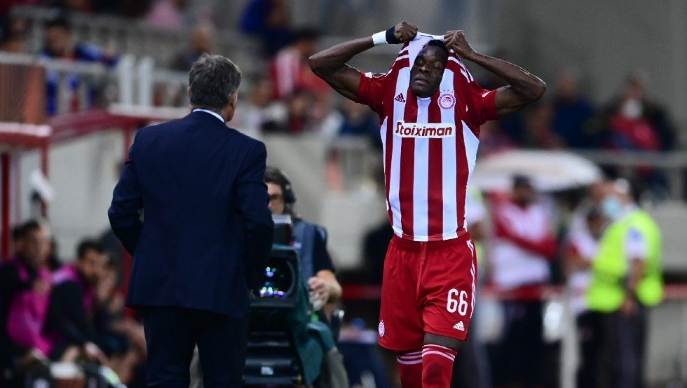 Ολυμπιακός: Λιποθύμησε η σύζυγος του Σισέ έξω από το «Καραϊσκάκης»!