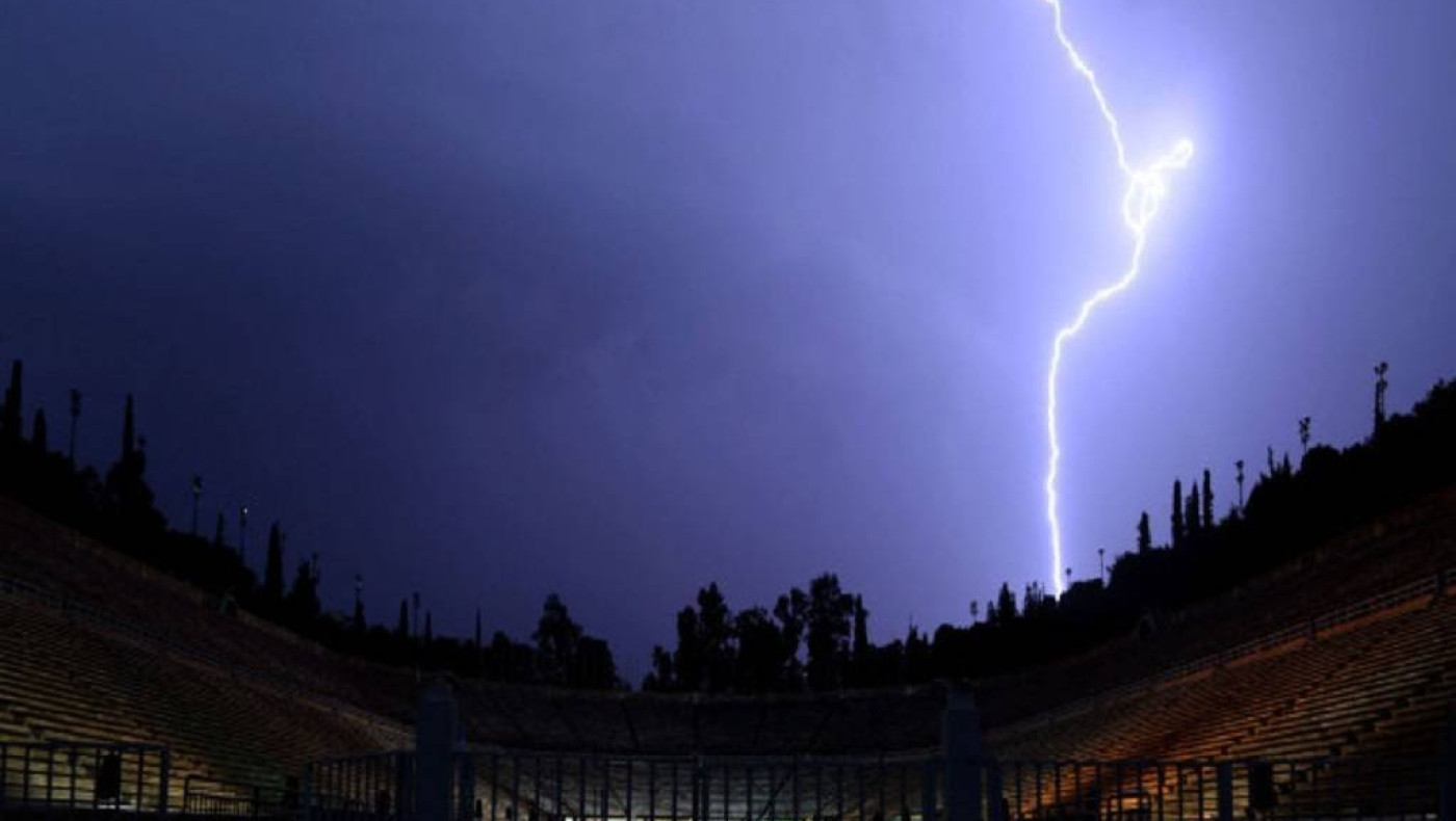 Σοκαριστικό βίντεο: Κεραυνός χτυπάει διαιτητή εν ώρα αγώνα